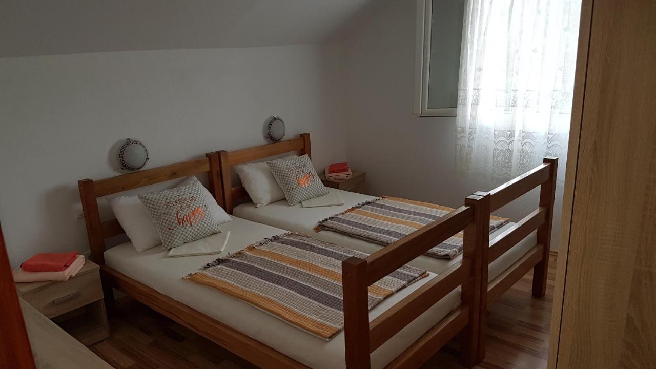 Apartman Vojaline Milna  Buitenkant foto
