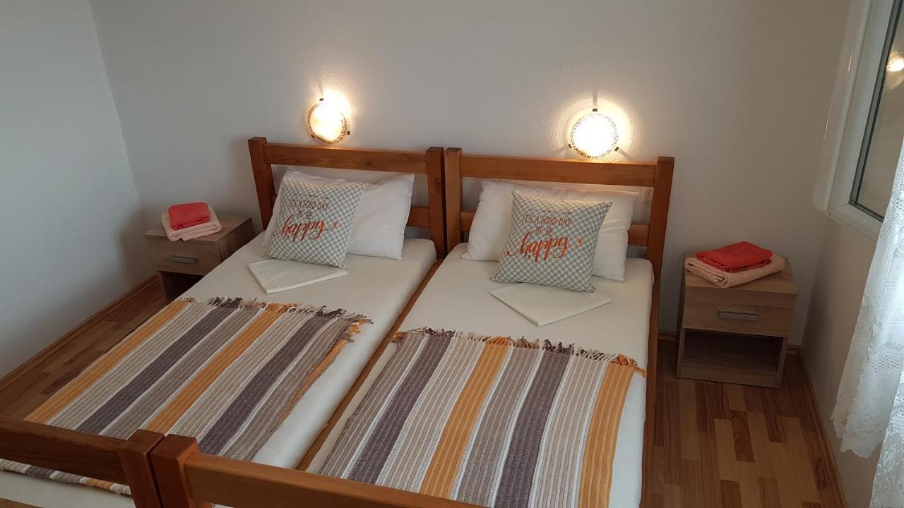 Apartman Vojaline Milna  Buitenkant foto